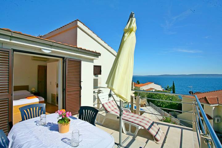 Villa pour 8 personnes, avec jardin et piscine, animaux acceptés à Okrug Gornji