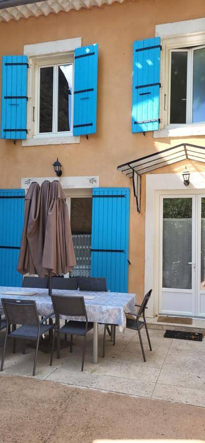 Location de vacances pour 4 personnes, avec piscine ainsi que vue et jardin, animaux acceptés à Bollène - 3