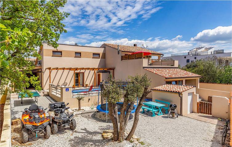 Villa pour 6 personnes, avec terrasse et piscine ainsi que sauna et jardin à Barbariga