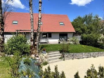 Gîte pour 14 personnes, avec terrasse ainsi que jacuzzi et jardin, animaux acceptés dans le Doubs