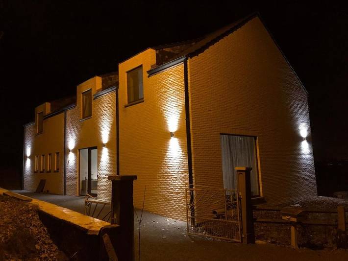 Ferienhaus für 10 Personen, mit Balkon und Whirlpool sowie Terrasse und Garten in Region Löwen
