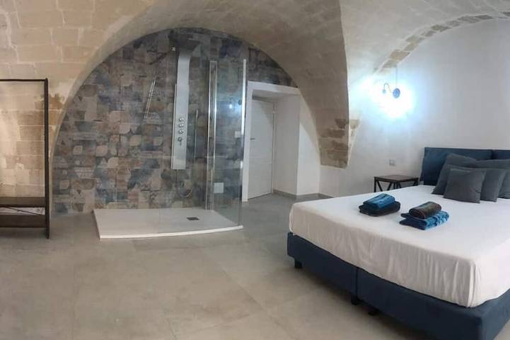 Apartamento entero, "Tramontana" Apartment with a whirlpool shower in the bedroom in Taranto, Golfo de Tarento