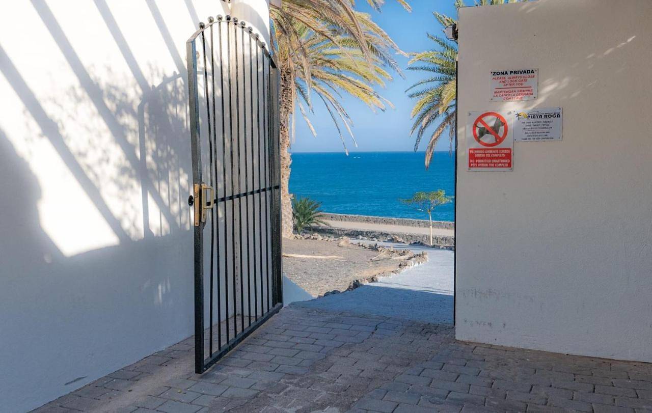 Comfortable houses Playa Roca beachfront access in Costa Teguise, Teguise