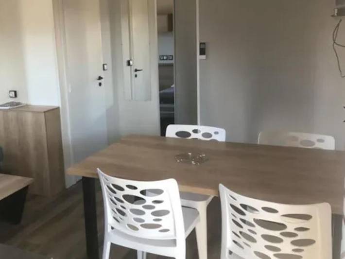 Flower Camping de l'Olivigne - Mobilheim 6 personen - Mobilheim Premium 32 m² 3 Zimmer + Terrasse 21m² + Tv + Lv + Klimaanlage + Plancha 6 Pers. in Bize-Minervois, Mittelmeerküste (Frankreich)