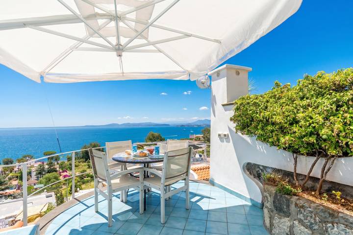 Gîte pour 2 personnes, avec piscine ainsi que vue sur l’océan et terrasse dans Ischia - 3
