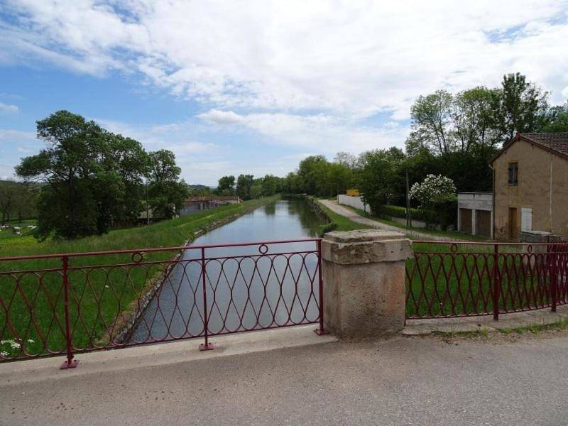 Appartement entier, Apartment in Briennon, Région de Roanne
