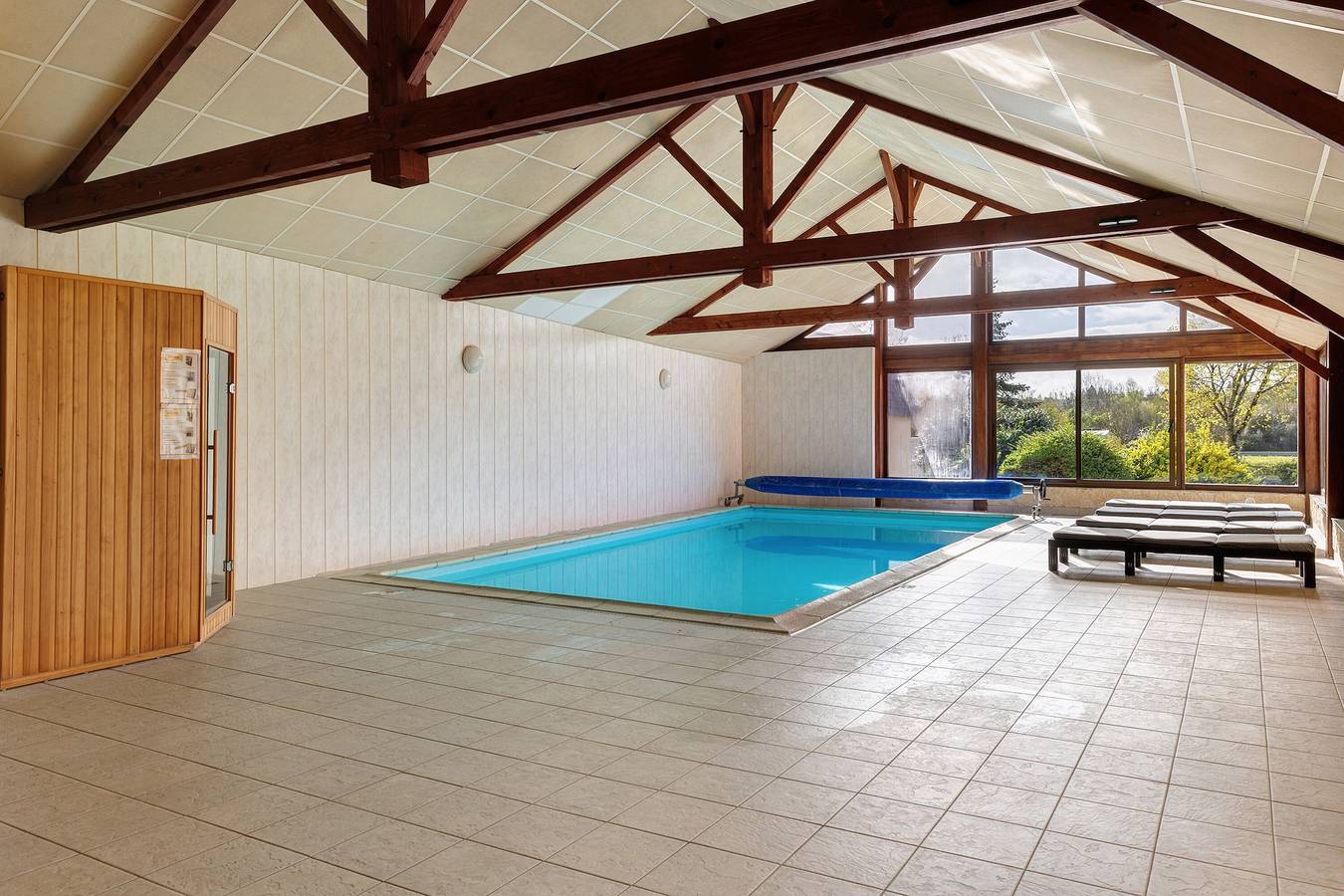 Maison de vacances 'O Gîte Bleu' avec piscine intérieure privée et chauffée in Huillé-Lézigné, Vallée de la Loire