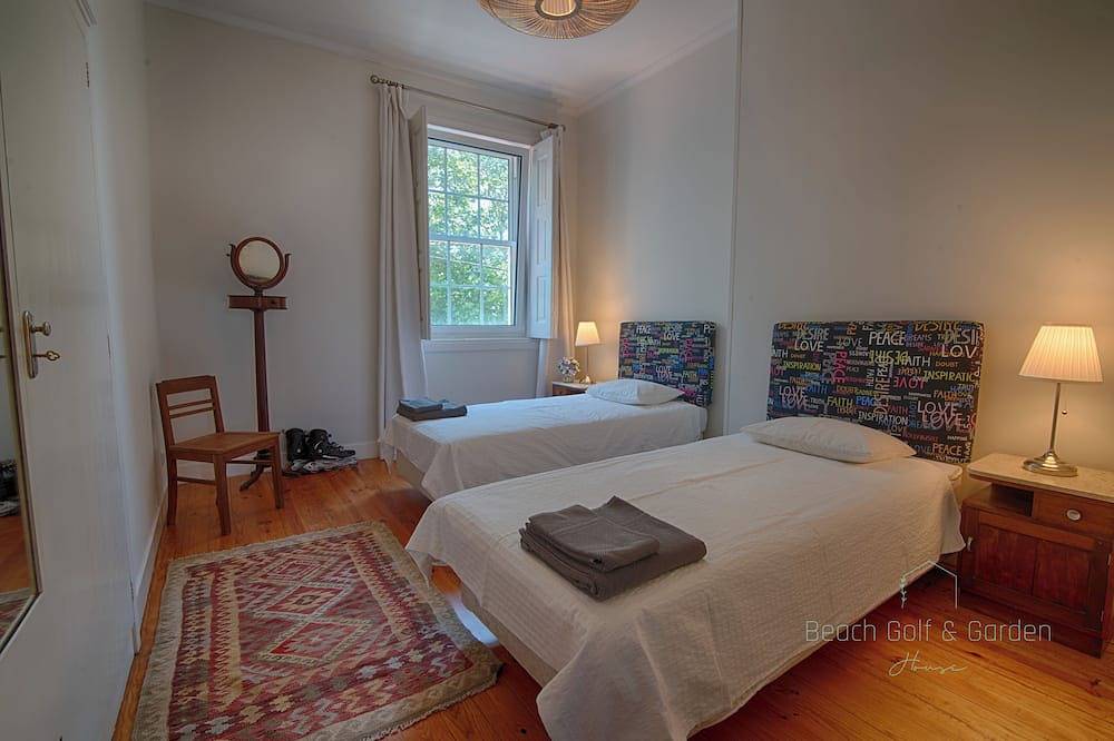 Spacious 5-bedroom house with garden in charming Arcozelo 1´ to the beach in Arcozelo, Distrito de Porto