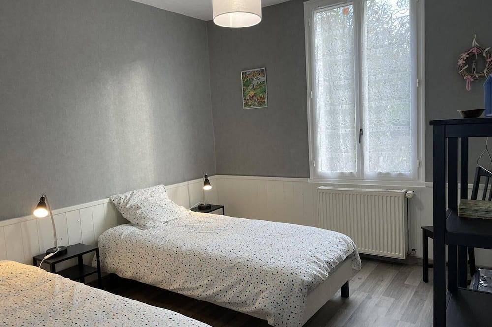 Maison de campagne rénovée avec terrasse et jardin in Taxat-Senat, Allier