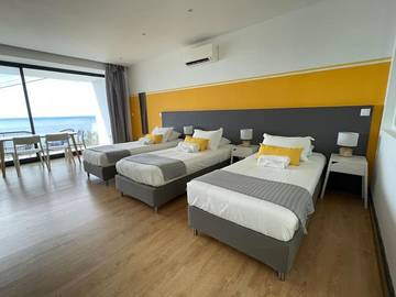 Gîte pour 3 personnes, avec vue ainsi que piscine et balcon dans Capelo