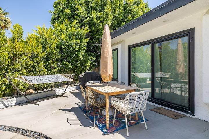 Vacation house for 8 people, with pool and yard as well as balcony in Palm Springs