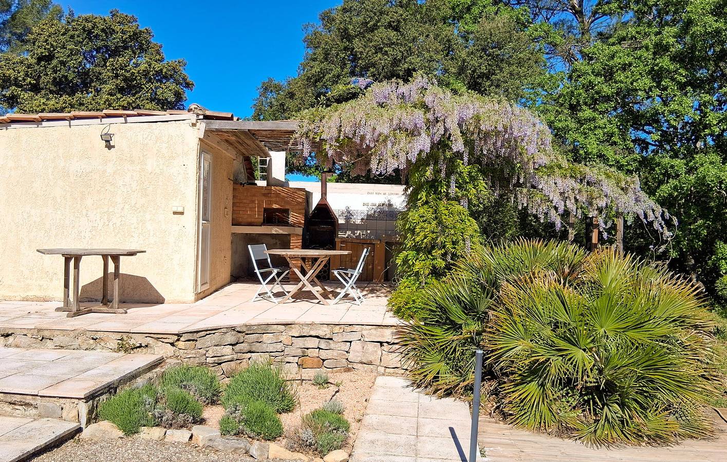 Acogedor apartamento con piscina, WiFi y aparcamiento en Besse-sur-Issole in Besse-sur-Issole, Región Brignoles