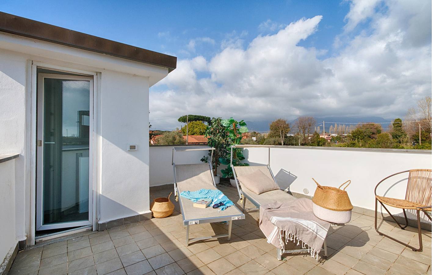 Appartamento intero, Accogliente appartamento con 2 camere da letto, WiFi, parcheggio e terrazza vicino alla spiaggia in Lido di Camaiore, Riviera Toscana