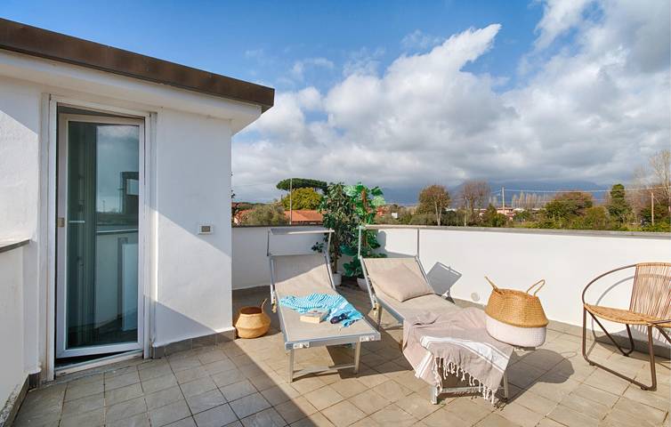 Appartement de vacances entier, Appartement confortable de 2 chambres avec Wi-Fi, parking et terrasse près de la plage in Lido di Camaiore, Camaiore