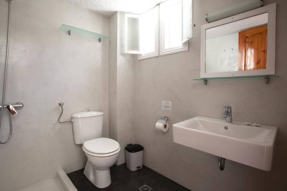 Ganze Wohnung, Wohnung mit Pool im Blumenparadies in Ίστρον, Lasithi