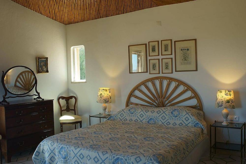 6 bedroom villa set in 7 acres of garden with large pool and close to beach in Alvor, Faro District