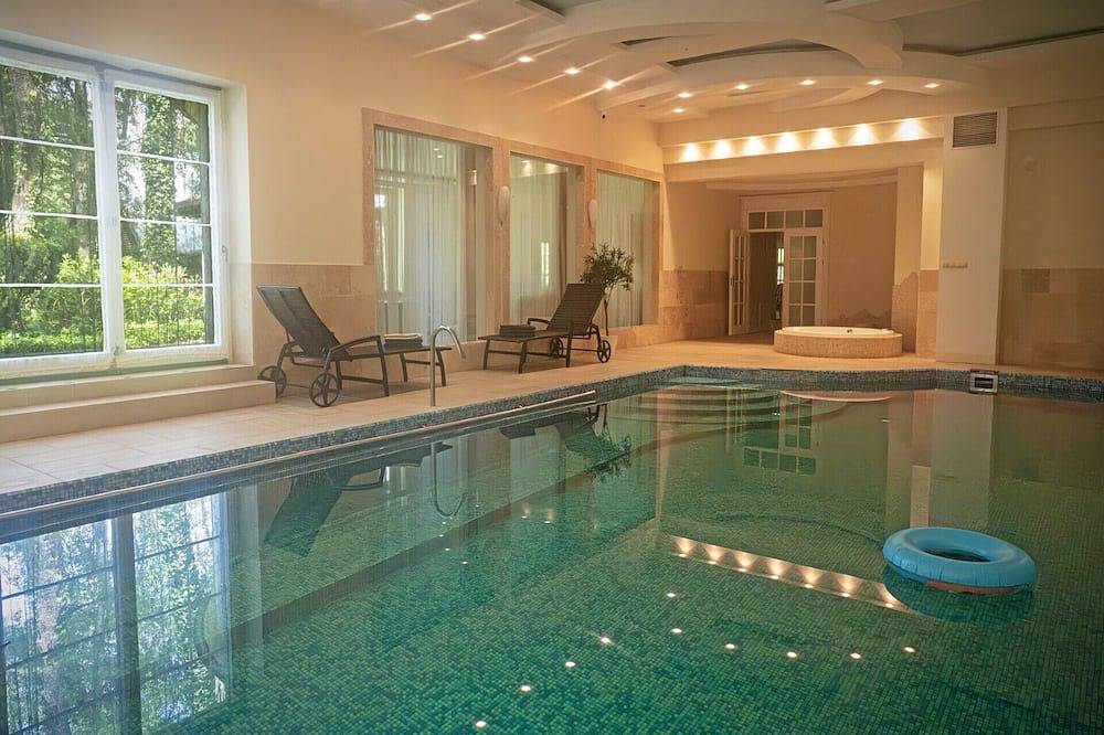 Large luxury villa with indoor pool 25 mins to central Warsaw in Mazóvia