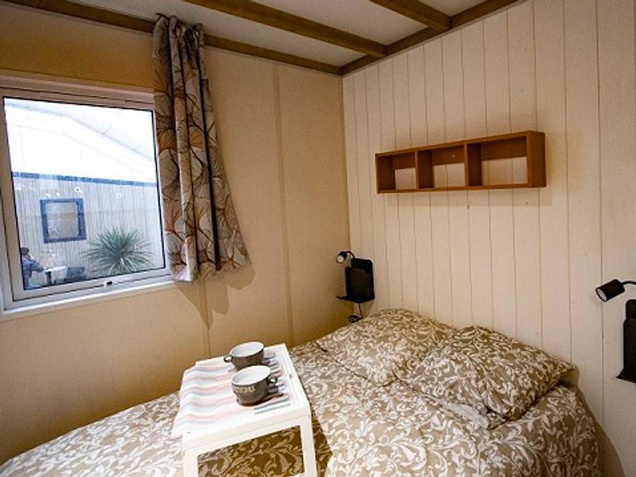 Flower camping La Marmotte - Chalet 2 personen - Komfort 16m² - 1 Zimmer + Überdachte Terrasse + Reversible Klimaanlage + Tv in Mérens-les-Vals, Französische Pyrenäen