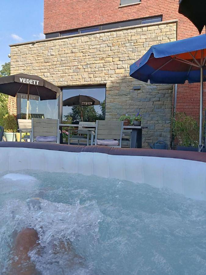 Gîte pour 2 personnes, avec Balcon et Jacuzzi ainsi que Terrasse et Jardin dans Heyd