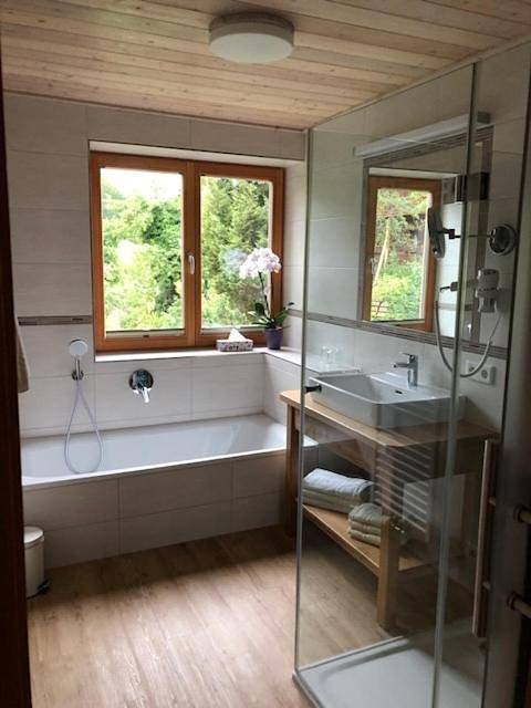 Ferienwohnung für 2 Personen, mit Seeblick und Sauna sowie Garten und Ausblick in Unterach am Attersee - 4