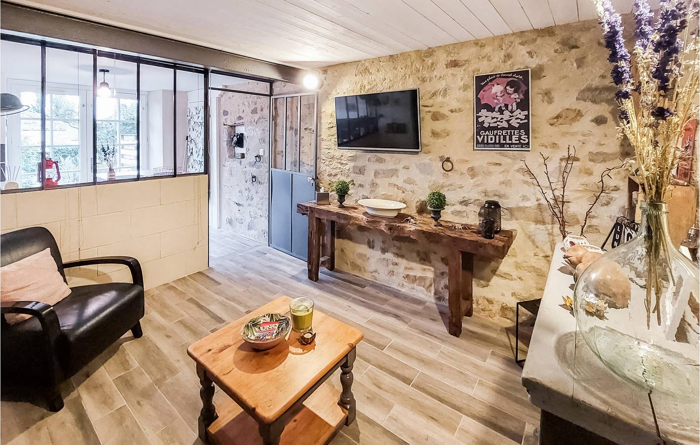 Frossay 2.5km Getaway with TV, Parking & Kitchen in Frossay, Loire Valley