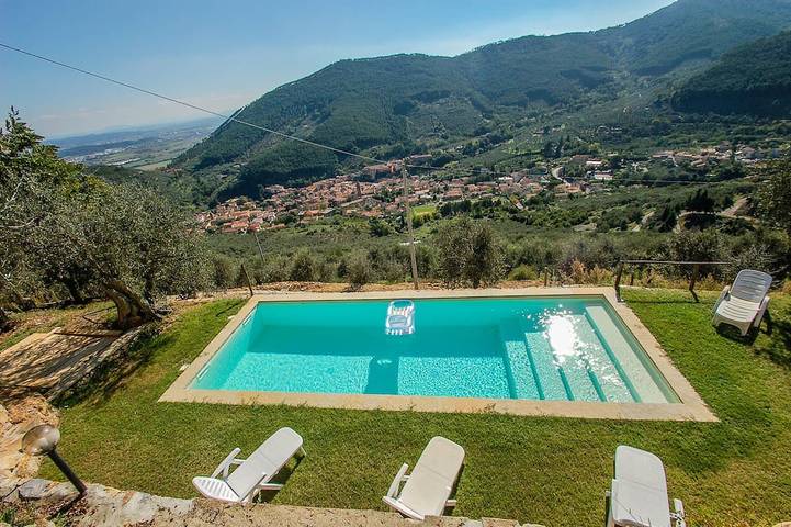 Agriturismo per 8 persone, con giardino e terrazza, con animali domestici in Buti