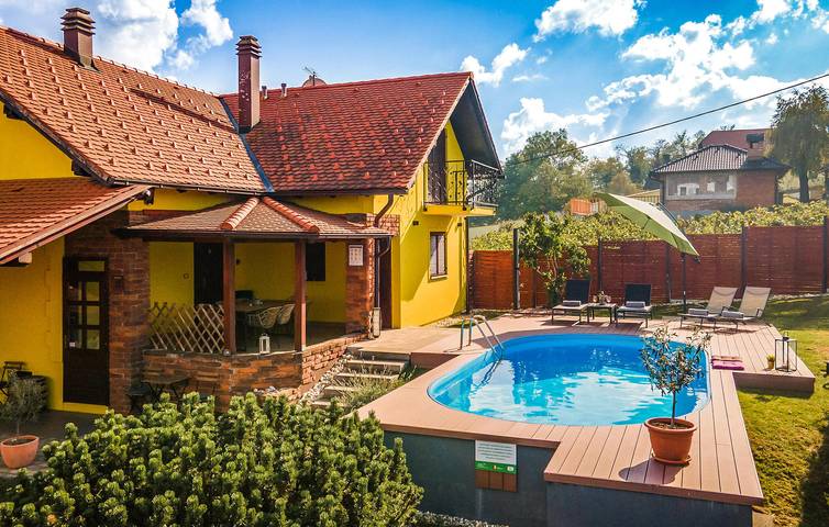 Smještaj za odmor za 8 osoba, s pogled i bazen, kao i sauna i vrt u Slavonija