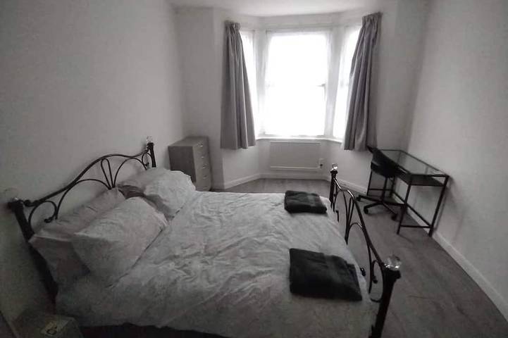 Apartamento entero, Ground Floor apartment with Parking nearby & train & bus in Reading, Berkshire