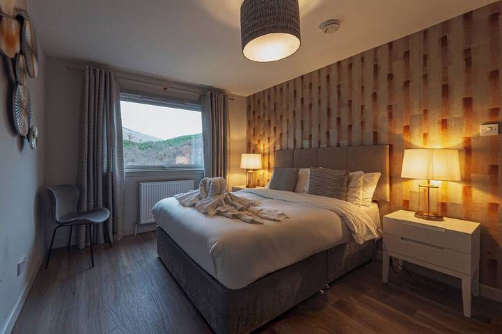 Hot tub lodge with stunning view in Argyll & Bute