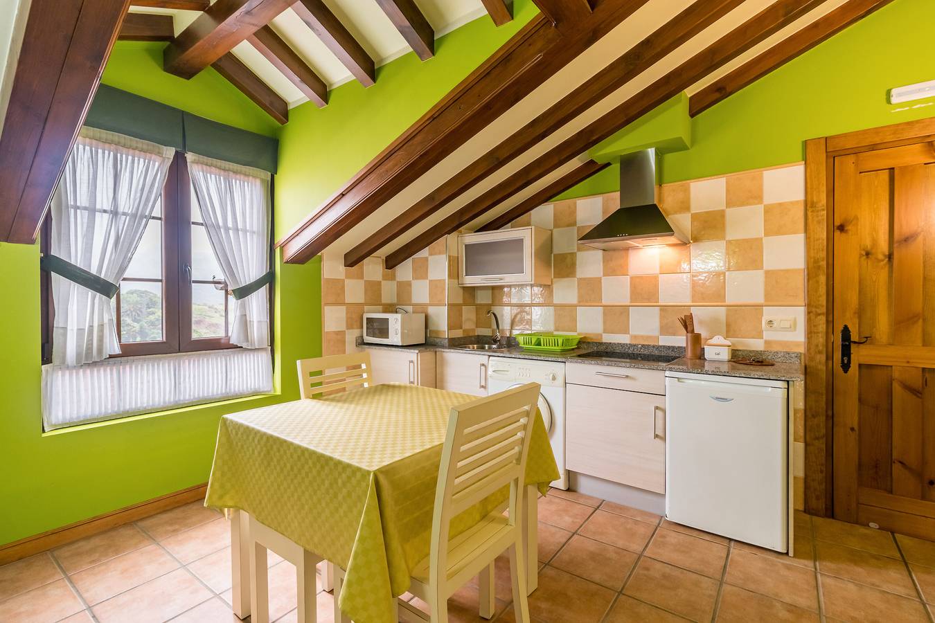 Ganze Wohnung, Ferienwohnung 'Antonio Apto5' mit Meerblick und Balkon in Santillana del Mar, Kantabrische Küste