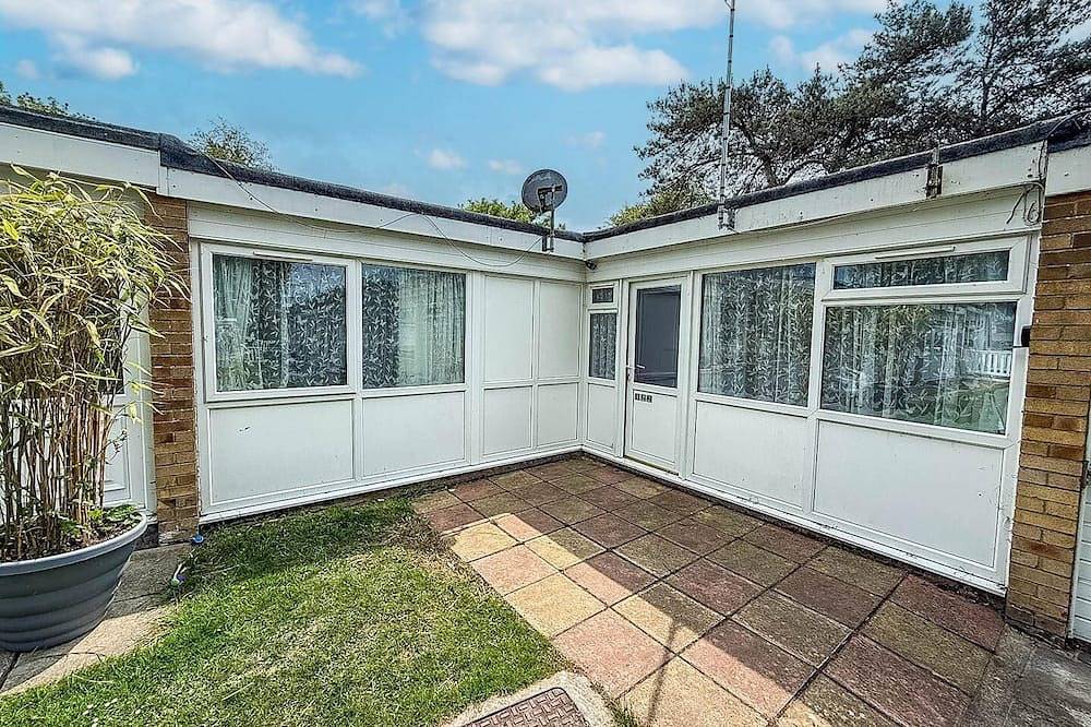 Superb chalet in nearby Hemsby Beach in Norfolk with free Wifi ref 00122Ba in Hemsby, Great Yarmouth