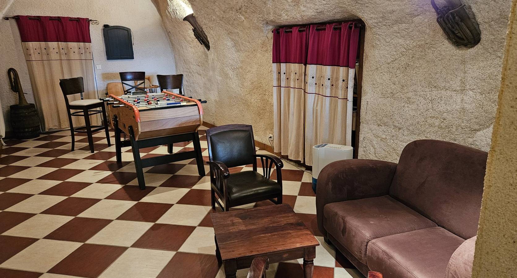 Maison Vignes et bien-être semi-troglodyte, spa et piscine int. in Noizay, Région de Tours