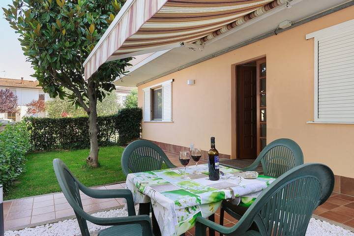 Apartment 'La Casetta di Nonna Pia' with Private Garden, Wi-Fi and Air Conditioning