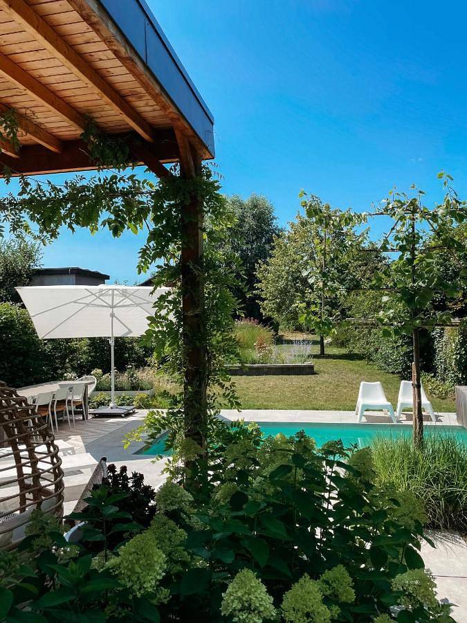 Location de vacances pour 2 personnes, avec terrasse et piscine ainsi que jardin et vue à Boom