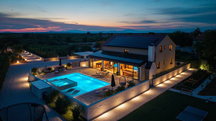 Villa für 9 Personen, mit Balkon/Terrasse und Garten sowie Pool und Sauna in Dalmatien