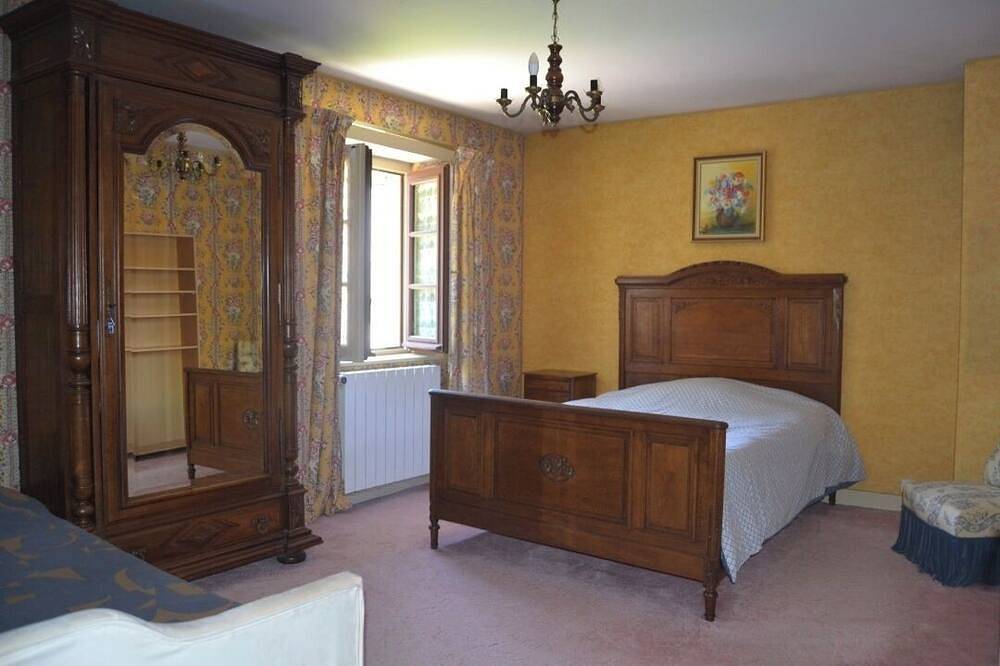 Grande Maison familiale, 5 mn a pied du lac, animaux de compagnie acceptés. in Peyrat-le-Château, Région de Limoges