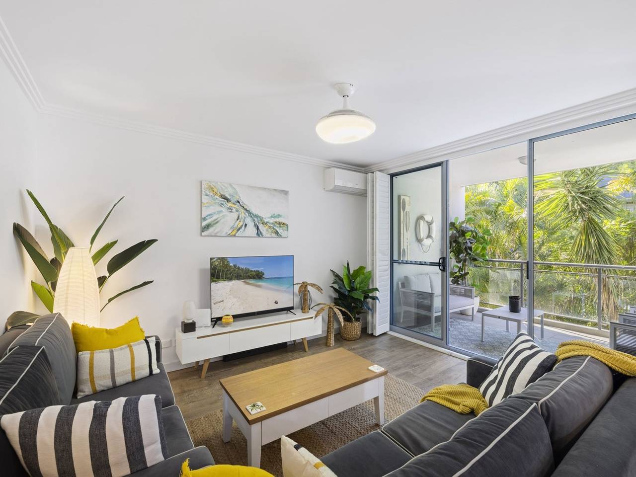 Hel lejlighed, Bright 2-Bed Apartment Near Narrabeen Beach in Sydney, New South Wales