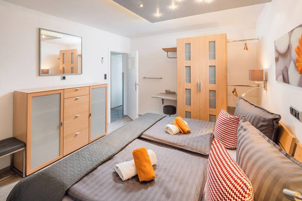 Ganze Wohnung, Xxl-Familien-Wohnung mit Balkon-Loggia zum Garten // Parkplatz. Nähe Badesee in Bensheim, Bergstraße