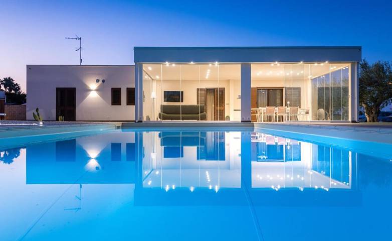 Casa vacanza per 6 persone, con Idromassaggio e Giardino nonché Piscina e Panorama a Brucoli