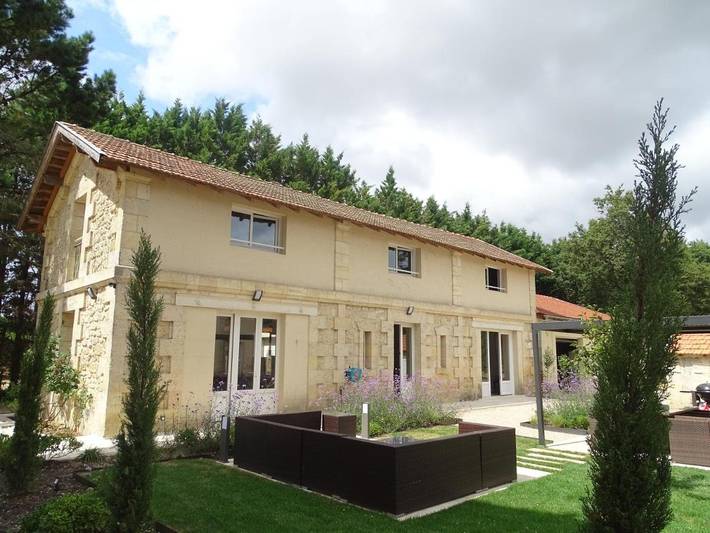 Location de vacances pour 7 personnes, avec Terrasse et Jardin ainsi que Piscine et Sauna à Civrac-de-Blaye