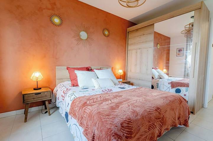 Apartamento entero, Le Petit Sesame L' évasions cosy jacuzzi terrace wifi parking 2 steps stadiumDF in Saint-Denis, Sena-Saint Denis