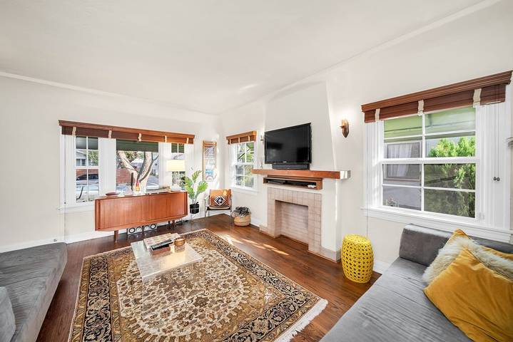 Vacation house for 4 people, with balcony and yard as well as hot tub in Los Angeles
