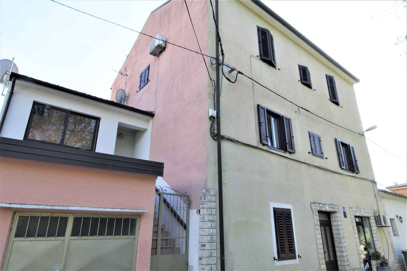 Geheel vakantieappartement, Vakantieappartement met zeezicht direct aan het water in Umag, Regio Umag