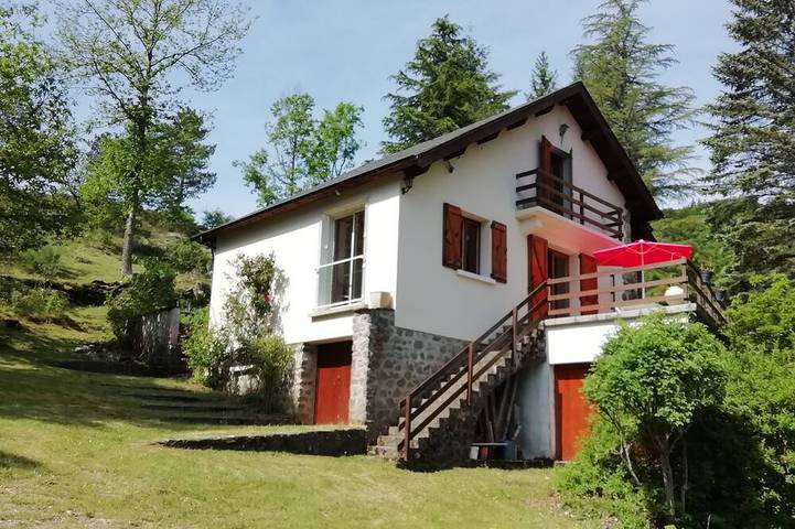 Location de vacances pour 8 personnes, avec jardin à Rousses