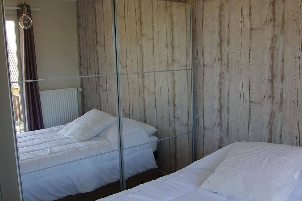 Entire apartment, At the foot of the dunes, tastefully renovated apartment for 2 people in Sainte Cécile Plage, Camiers