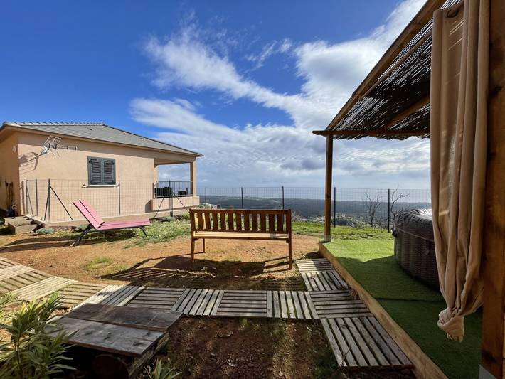Villa pour 4 personnes, avec jardin ainsi que jacuzzi et terrasse, animaux acceptés