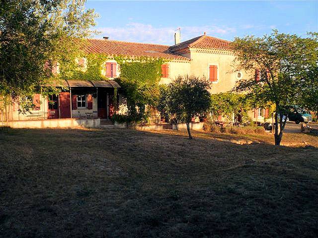 Gîte pour 18 personnes, avec piscine ainsi que terrasse et jardin