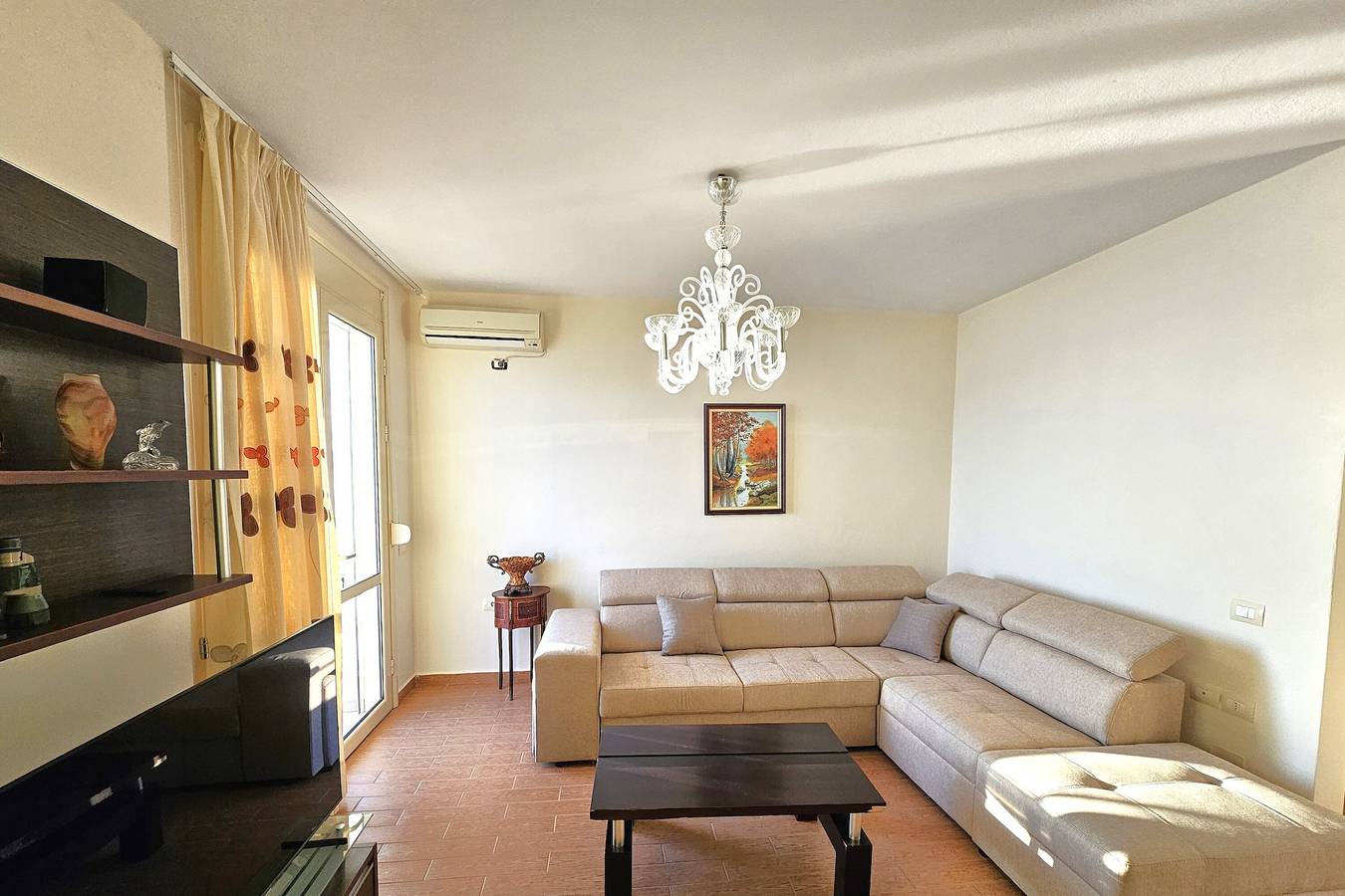 Apartamento entero, Apartamento de vacaciones para 4 personas con balcón in Vlorë