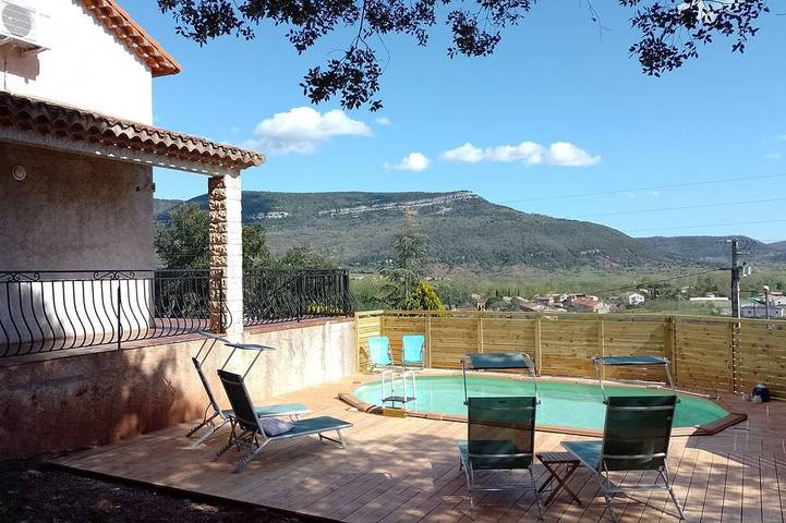 Location de vacances pour 4 personnes, avec terrasse et jardin à La Tour-sur-Orb