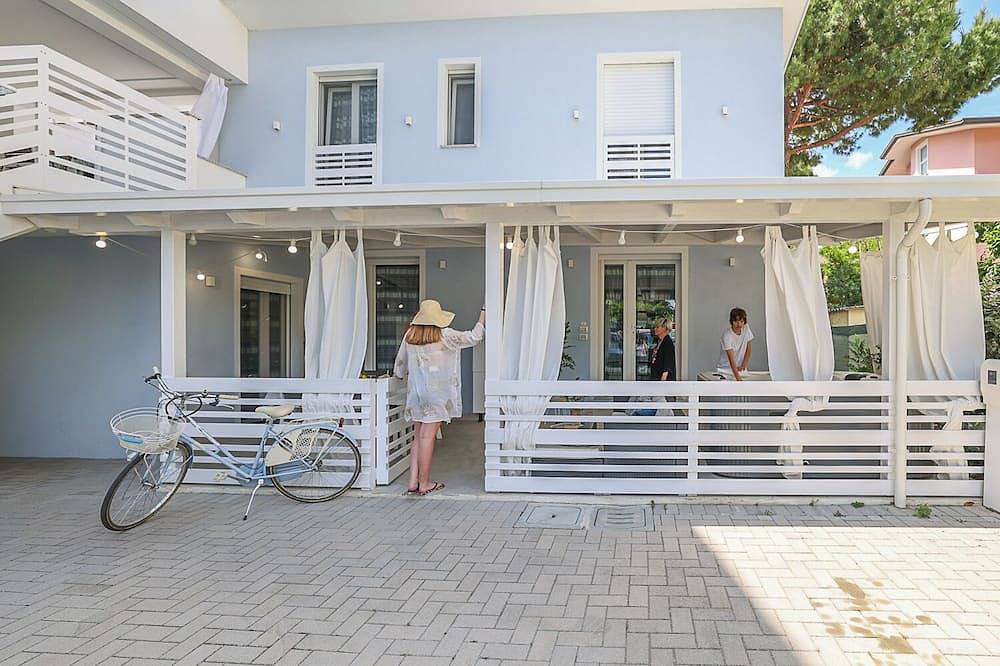 Single Cottage With Private Jacuzzi 80 Meters From The Beach in San Mauro Pascoli, Provincie Forlì-Cesena